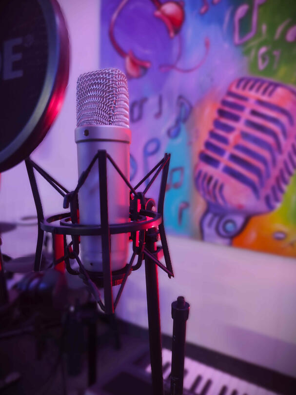 Micrófono Rode para grabar sesiones impecables de voz en las sesiones de grabación de Sounds & Voices creative studio ubicado en la Trinidad. Caracas - Venezuela