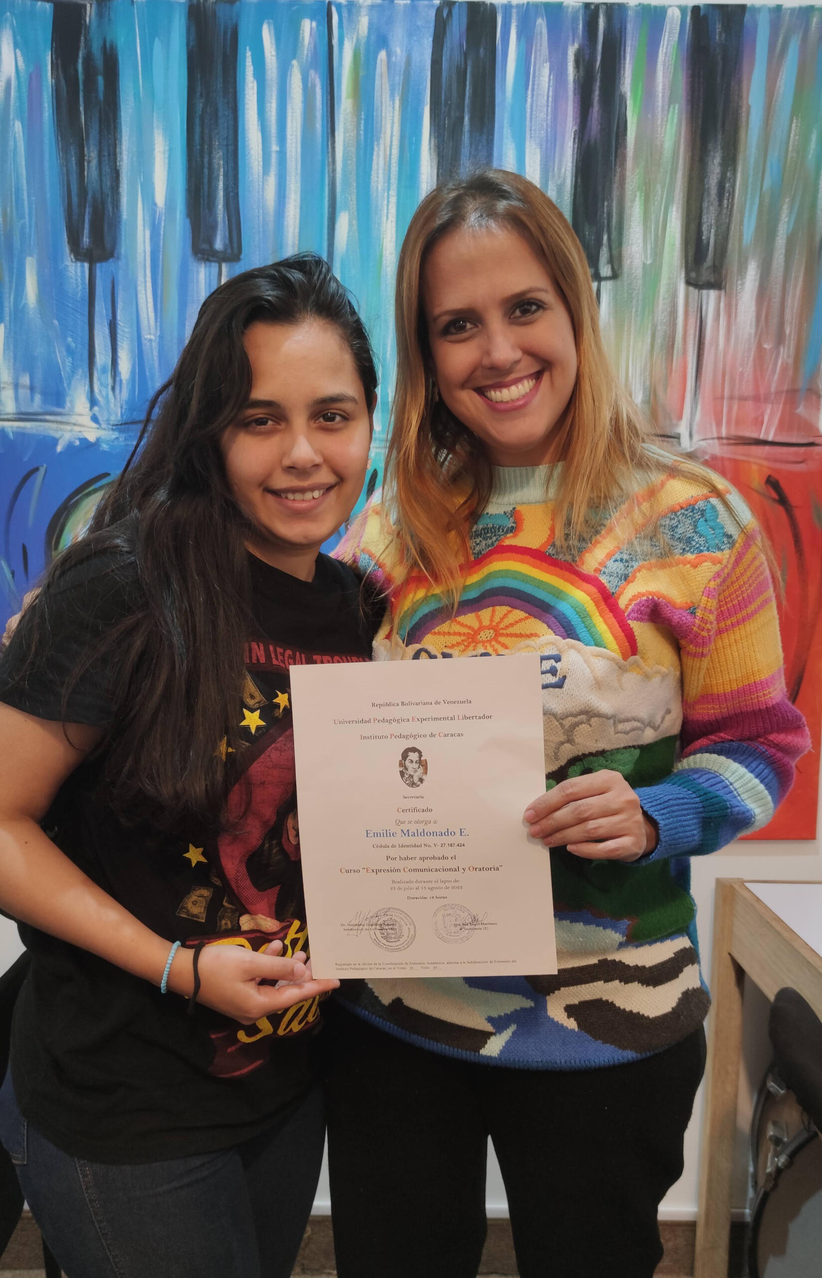 Foto de la Profesora Cynthia González y la violinista Emilie Maldonado en Sounds & Voices creative studio ubicado en la Trinidad. Caracas - Venezuela.