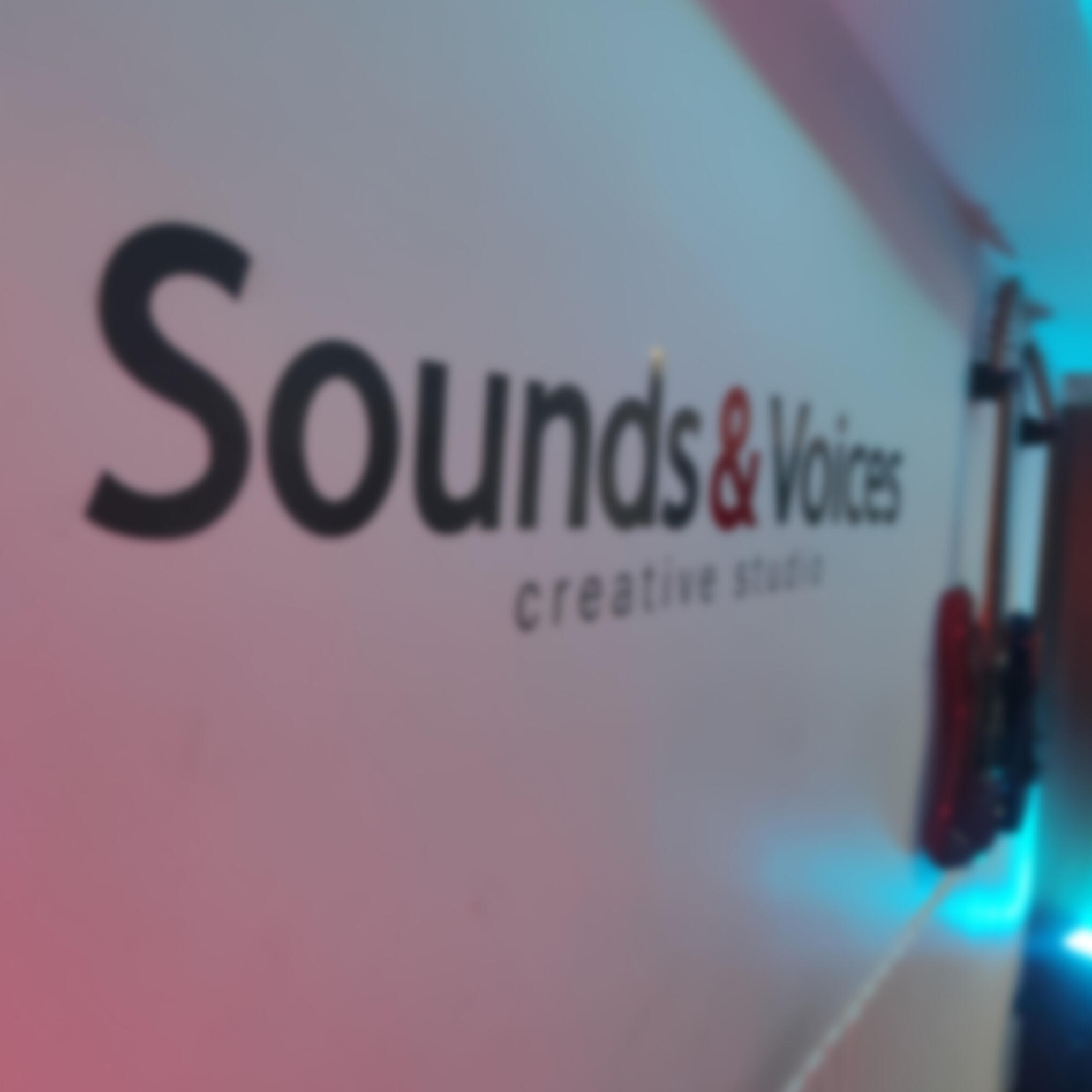 Foto de cartel de nombre de empresa en el Salón de Grabación Principal de Sounds & Voices creative studio ubicado en la Trinidad. Caracas - Venezuela.